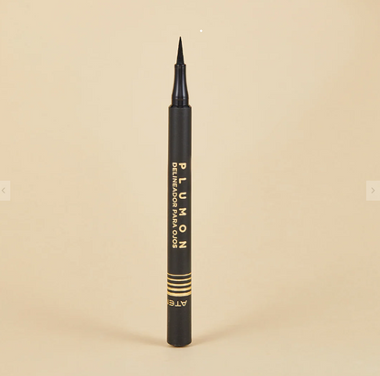 MARQUEUR NOIR EYELINER 1ÈRE SCÈNE