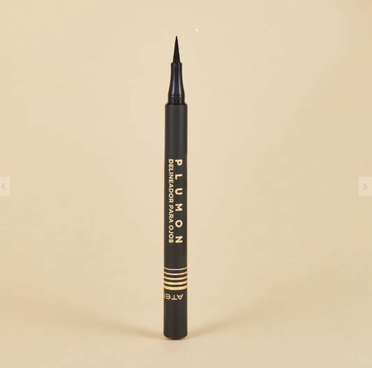 MARQUEUR NOIR EYELINER 1ÈRE SCÈNE